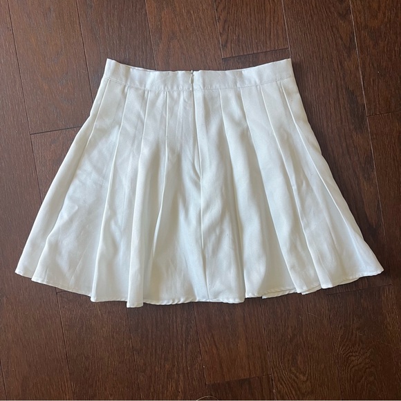 Cute Tennis skirt in white (fits like a size 4; or waist 26) - Picture 3 of 4